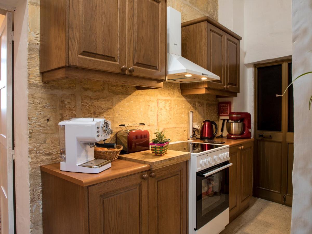 Tal-Karmnu Entire House With Private Heated Pool And Jacuzzi Villa Kirkop ภายนอก รูปภาพ